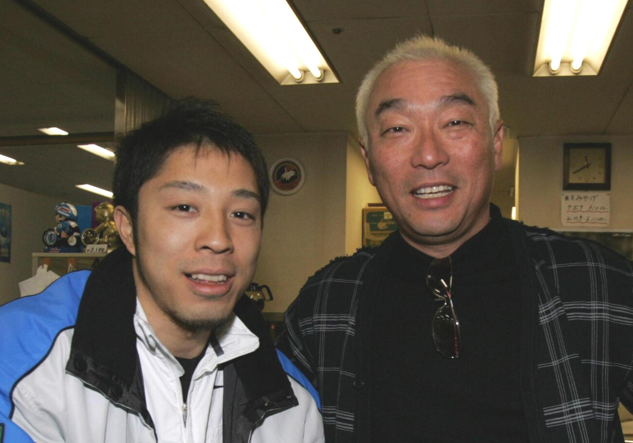 アテネ五輪銀メダリストの伏見俊昭さんを激励する中野浩一氏（2004年12月撮影）
