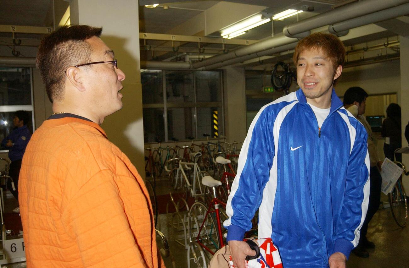 中野浩一氏と談笑する伏見俊昭さん（2003年2月撮影）