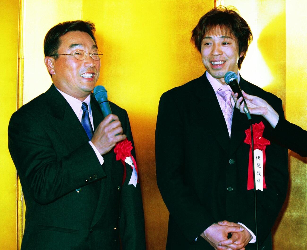第15回競輪3賞表彰式　中野浩一氏（左）のインタビューを受ける殊勲賞の伏見俊昭さん（2002年2月撮影）　