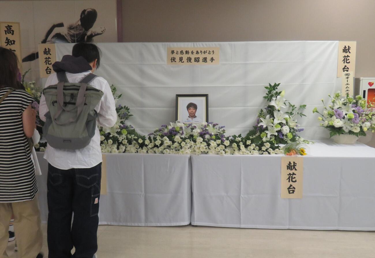 高知競輪場内に伏見俊昭選手の献花台が設置され多くのファンが故人をしのんだ