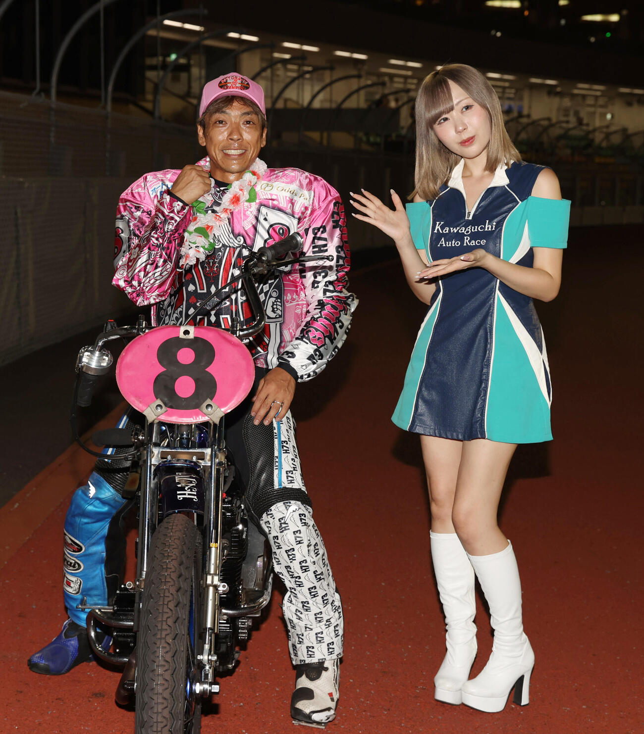 優勝した青山周平は川口オートイメージガール夜道雪と記念撮影に納まる（撮影・柴田隆二）