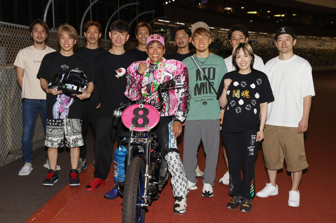優勝した青山周平（中央）は仲間と記念撮影に納まる（撮影・柴田隆二）