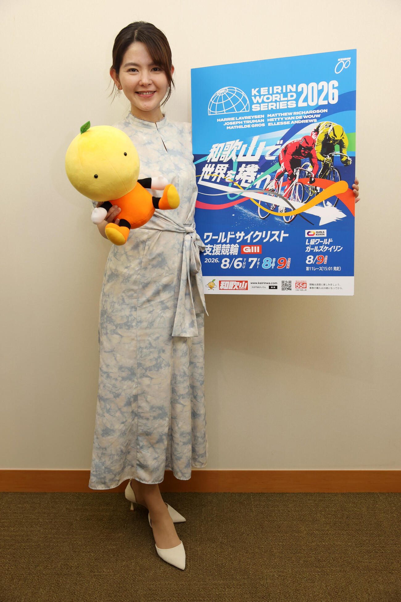 ワールドサイクリスト支援競輪のPRで来社した競輪キャスターの鈴木桜花さん（撮影・柴田隆二）