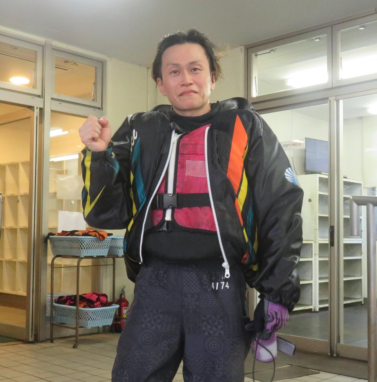 赤坂俊輔は平和島初優勝とともに関東5場制覇を達成し笑顔でガッツポーズ