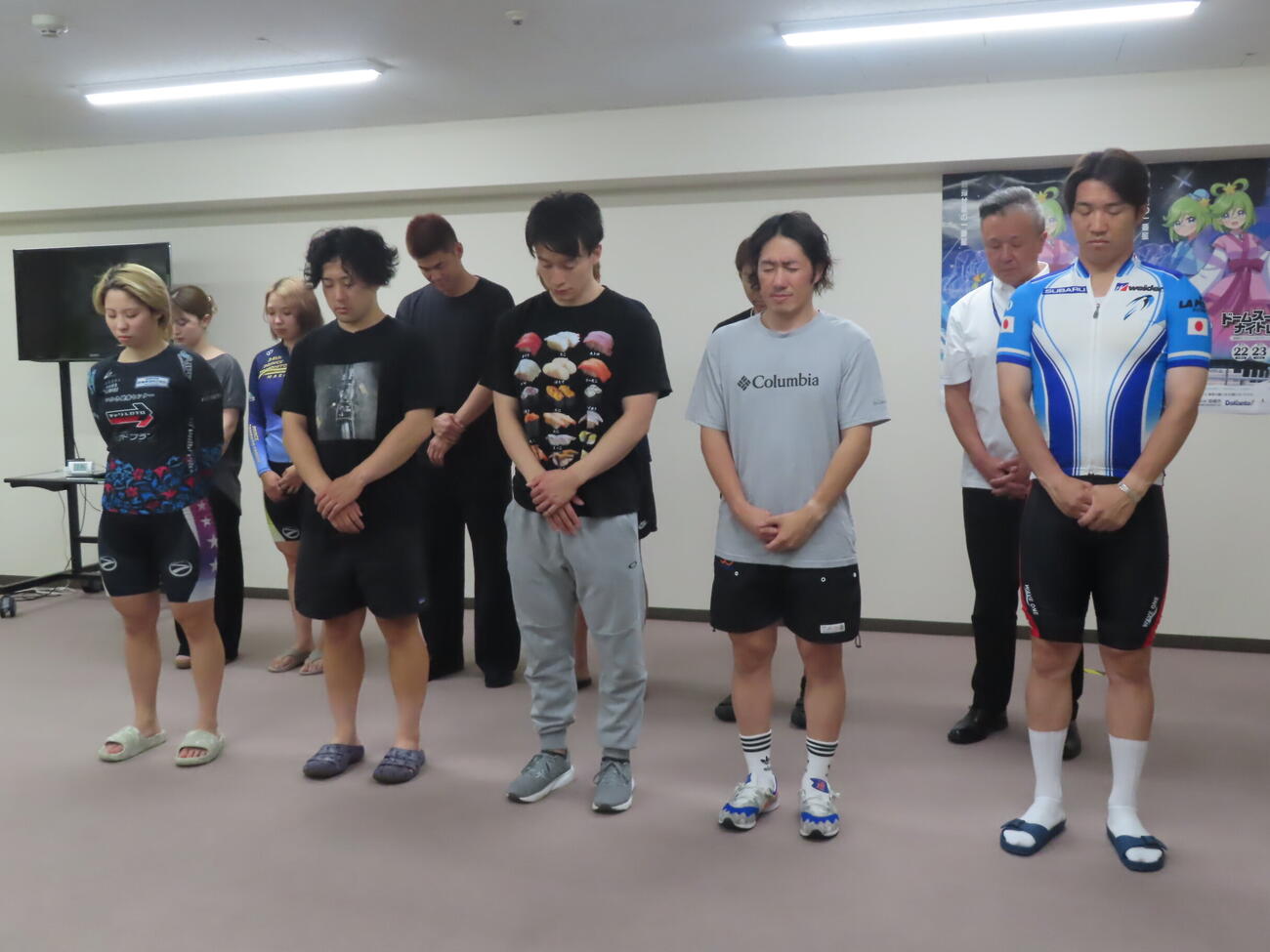 今節に参加する選手や関係者が、レース中の事故で亡くなった伏見俊昭さんに黙とうをささげた