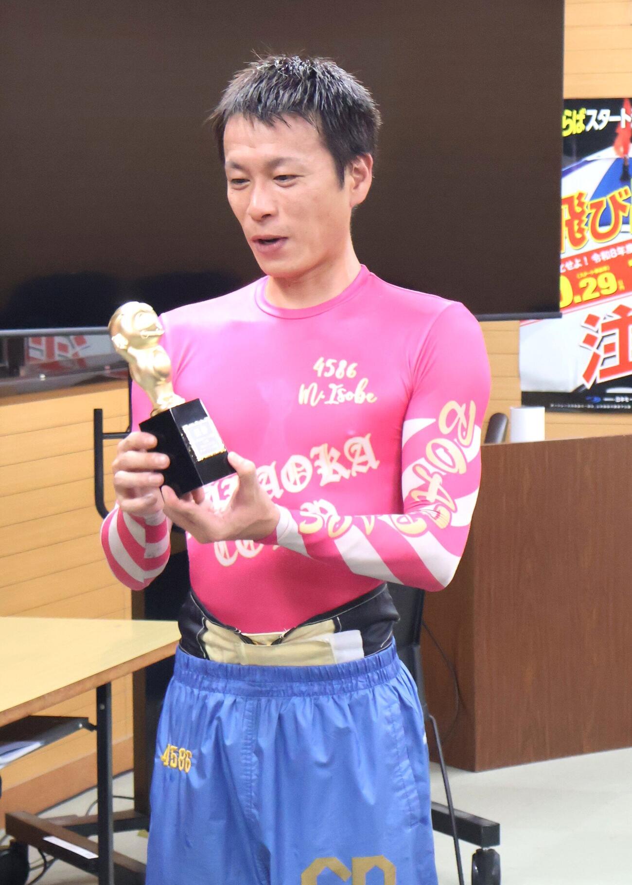 今年2度目の優勝を決めた磯部誠は、かっぱくントロフィーを手に笑顔を見せた
