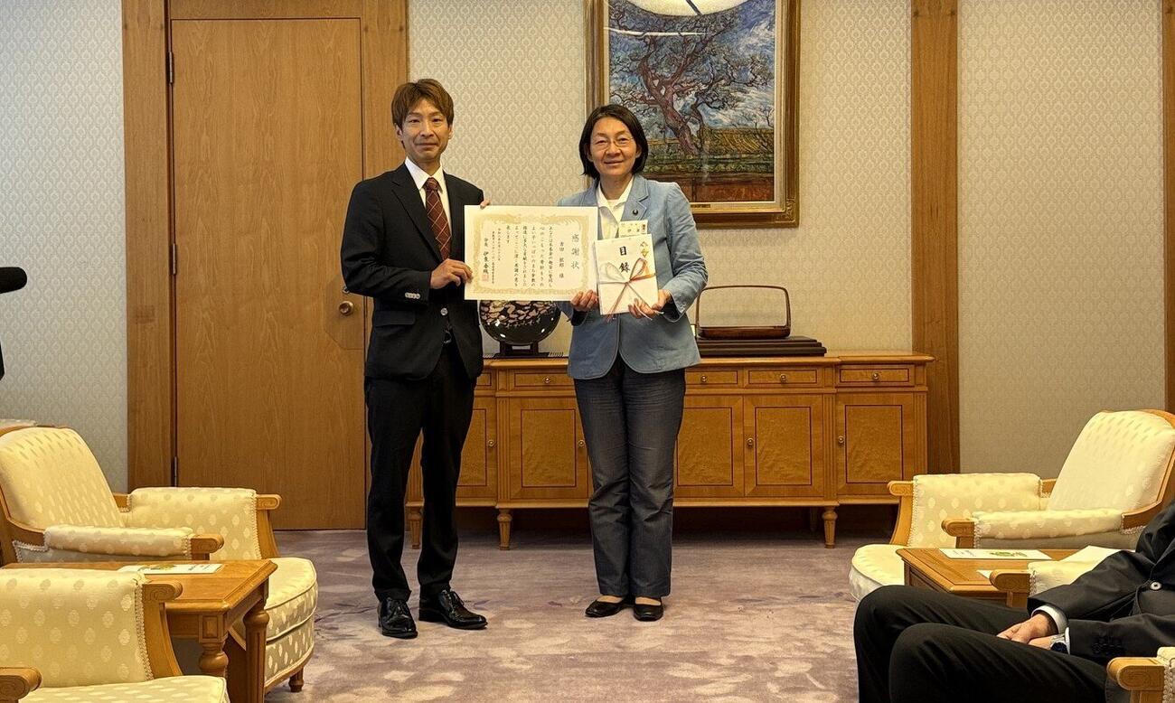 SGグランドチャンピオン優勝を報告した吉田拡郎（左）と伊東香織倉敷市長