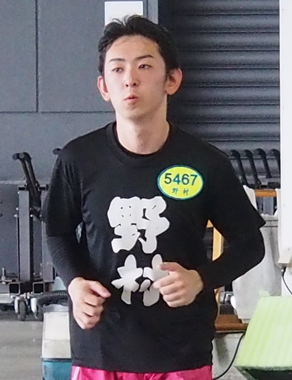野村羽玖は駆け足でピット内を動き回る