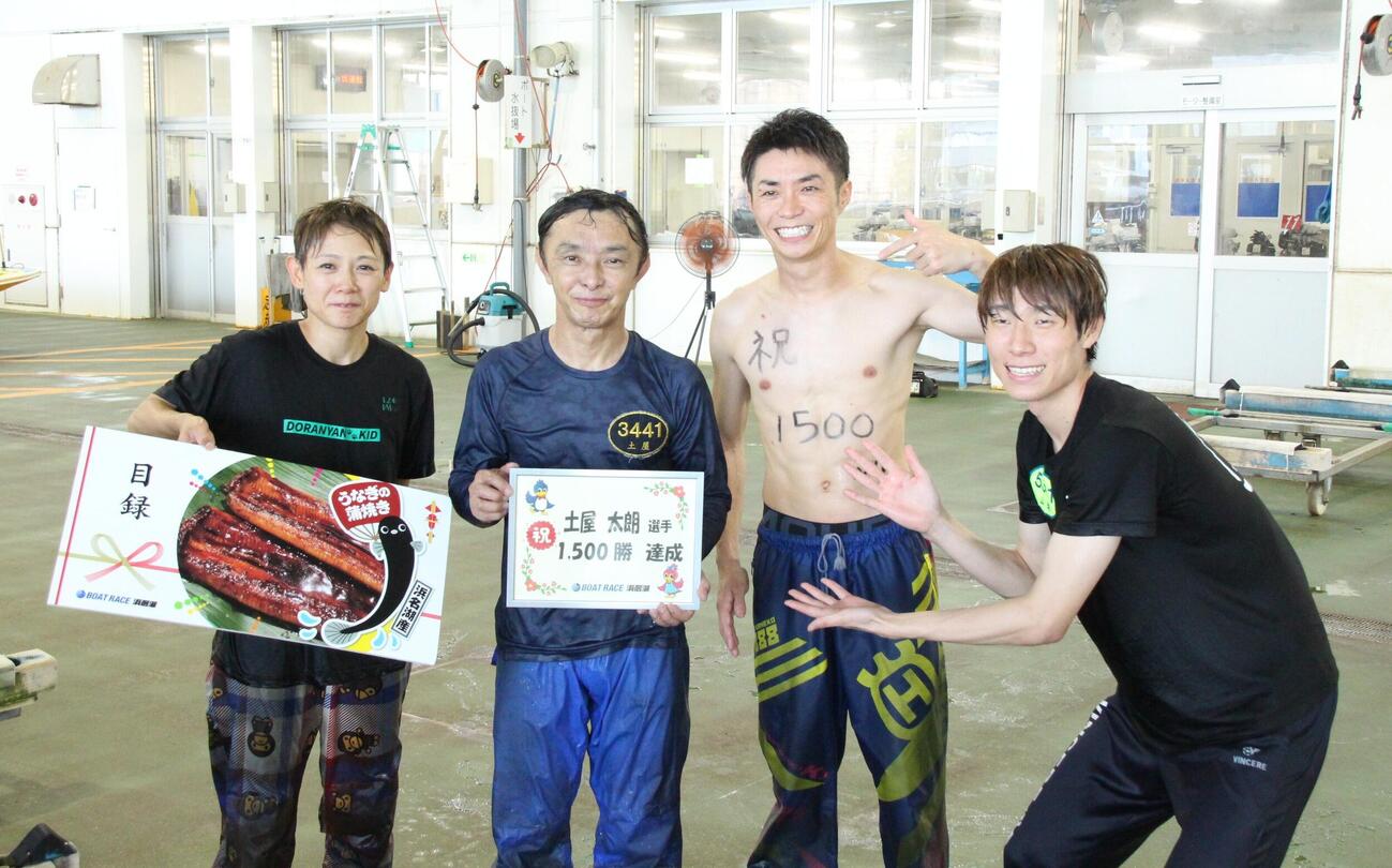 水神祭を終えて、記念撮影（左から今井裕梨、土屋、金児隆太、山道諄也）