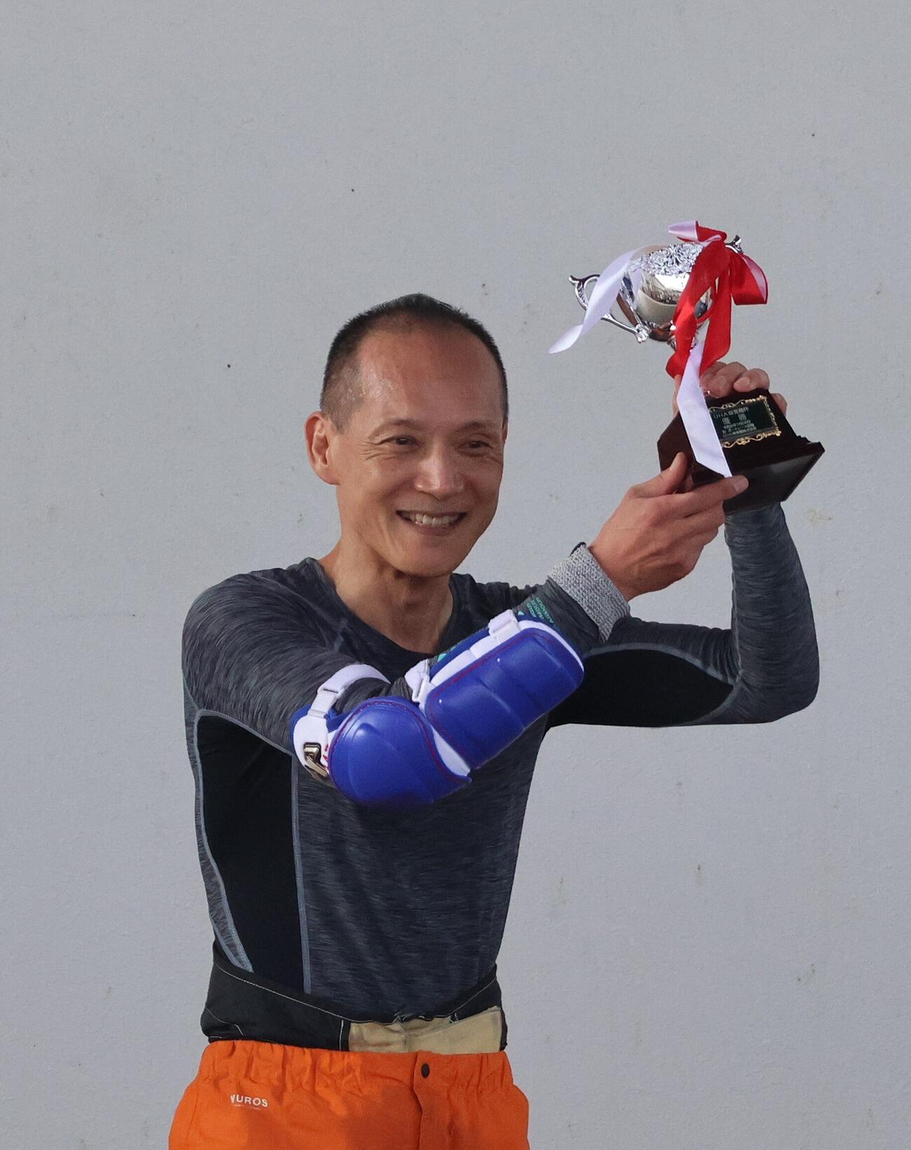 優勝戦は石川真二が俊敏な差しを決めて、今年初Vをつかみ取る。優勝カップを手に満面の笑顔を見せた（撮影・北條直治）
