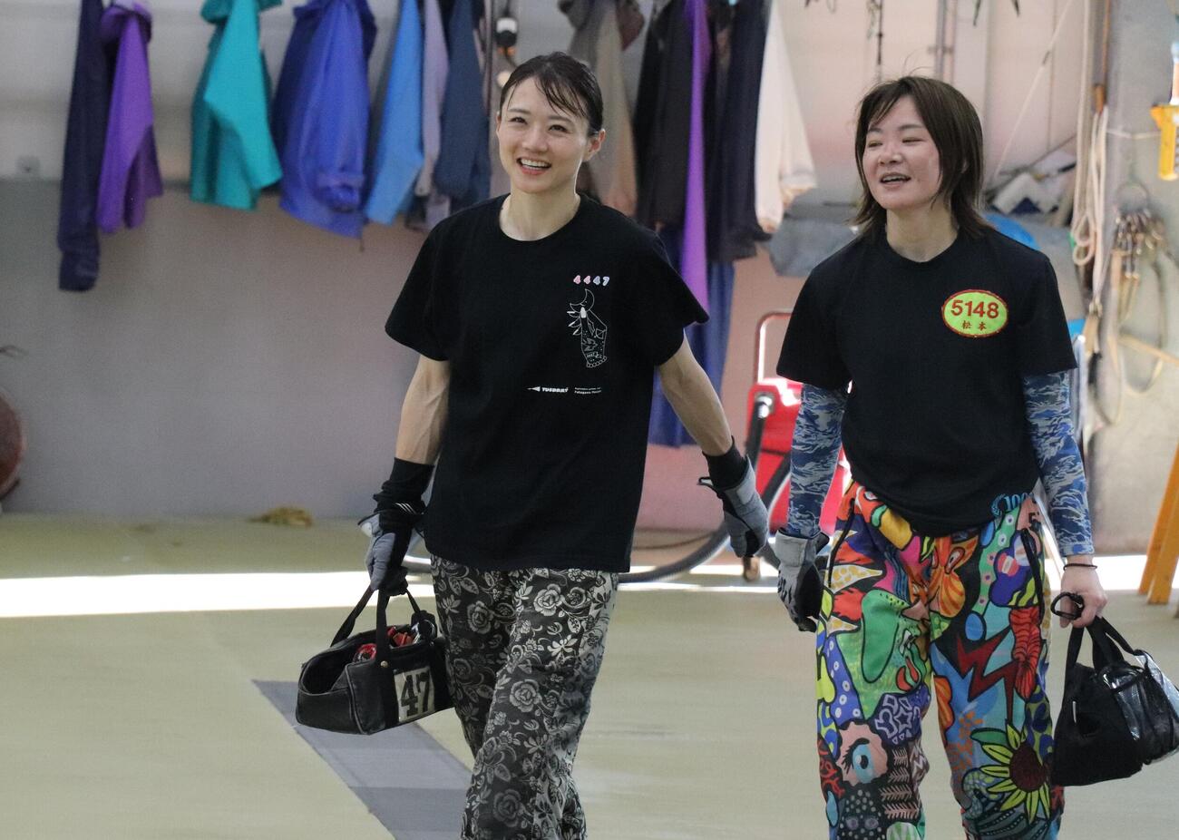 深川麻奈美（左）が初戦から見せ場を作る。右は松本怜