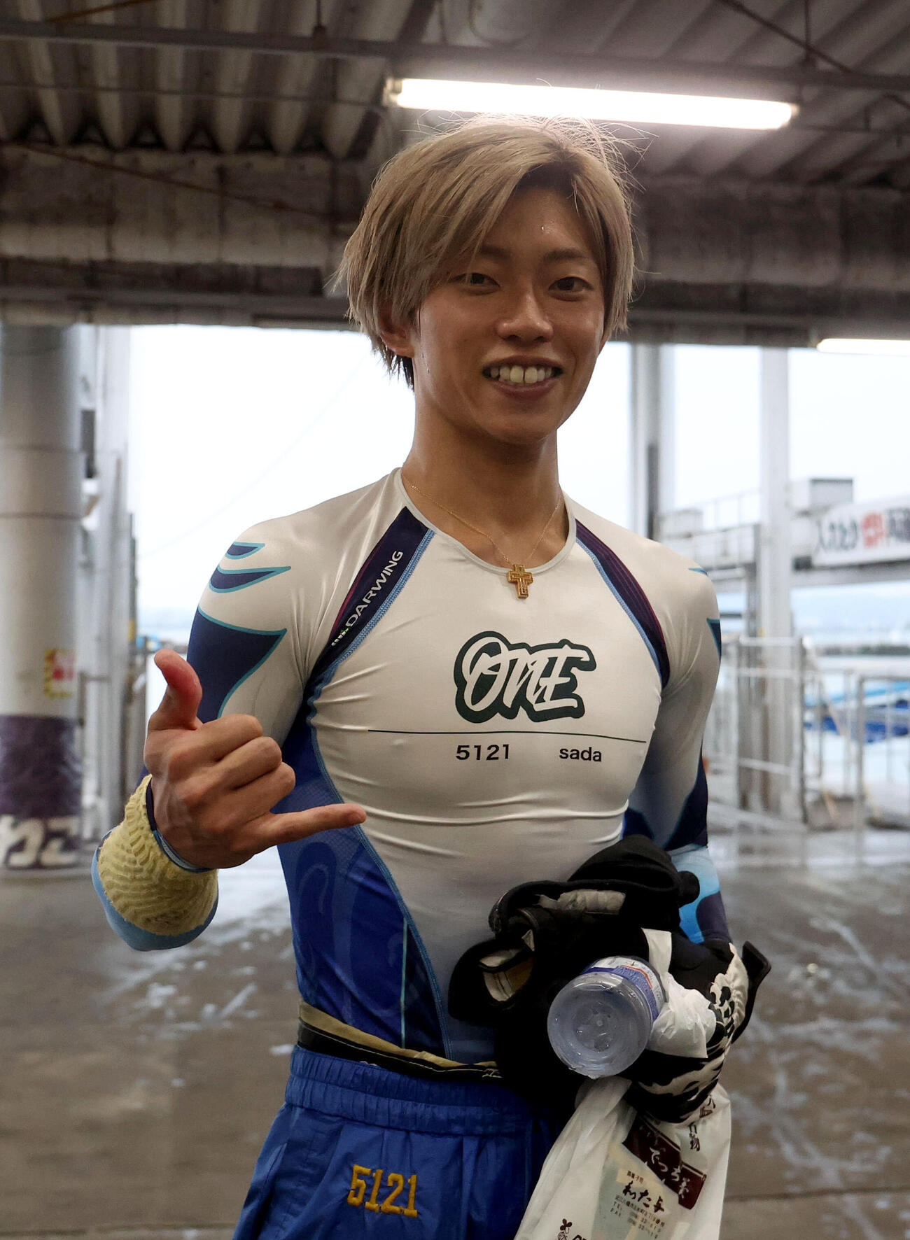 12Rで1着となり笑顔でアロハポーズをする定松勇樹（撮影・白石智彦）