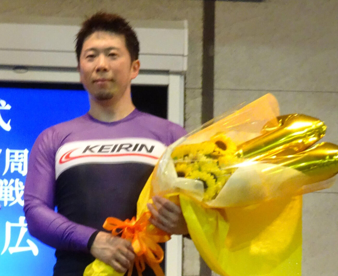 優勝した深谷知広は花束を持ってポーズ
