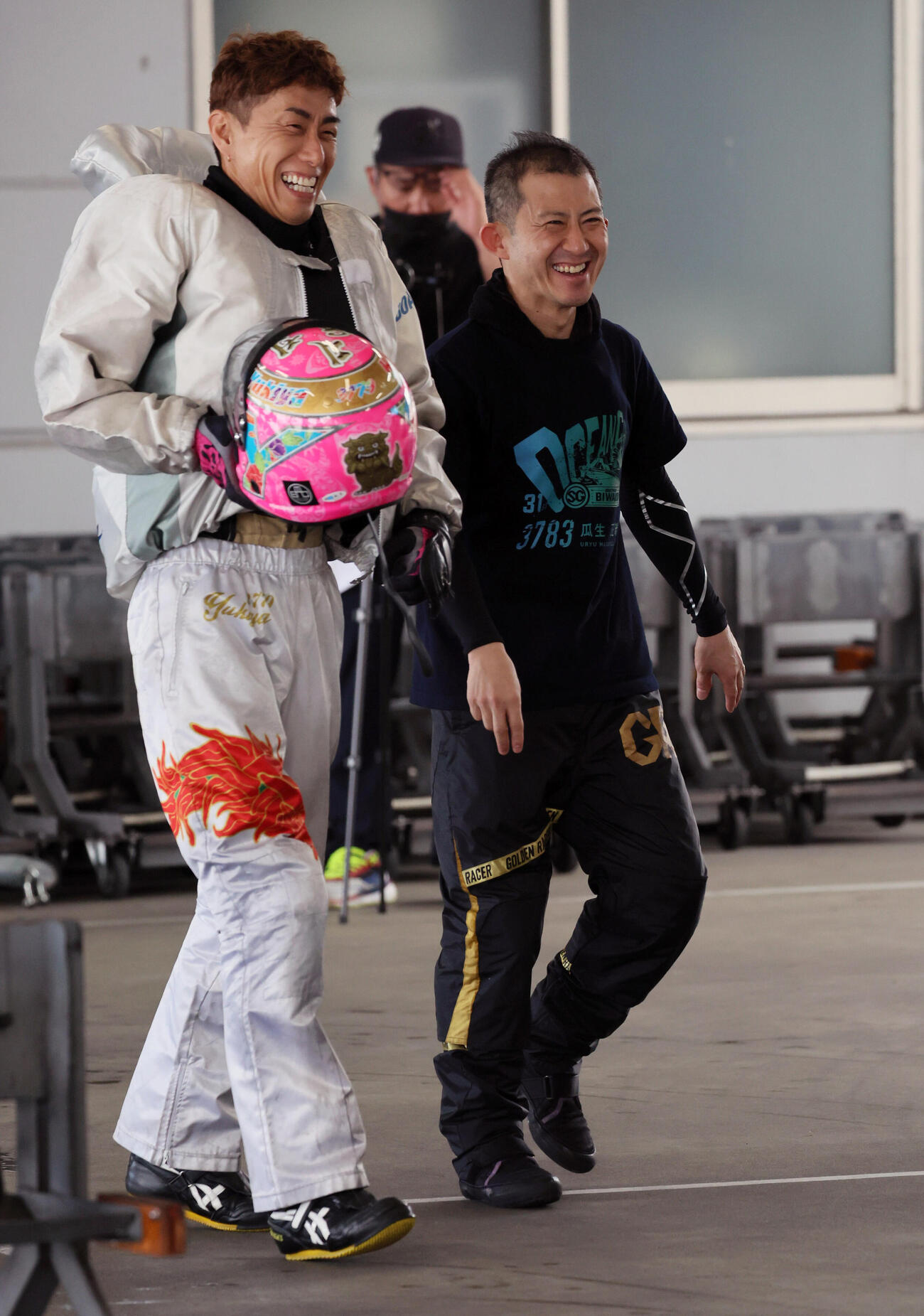 2日目5Rを制して笑顔を見せる原田幸哉。右は同期の瓜生正義（撮影・宮崎幸一）