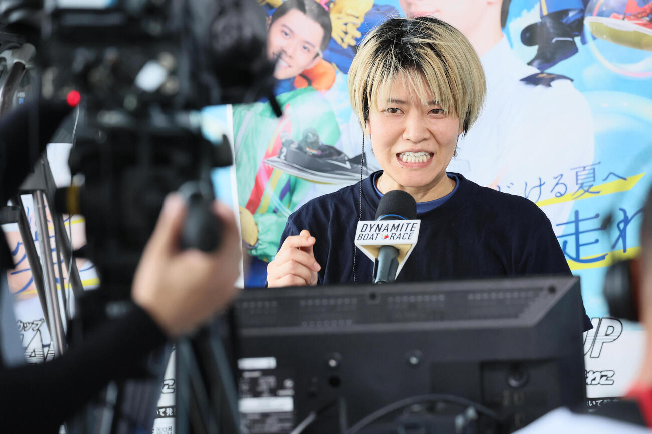びわこボートオーシャンカップ　3日目1Rに続き6Rも連勝した遠藤エミは、勝利者インタビューで笑顔を見せる（撮影・宮崎幸一）