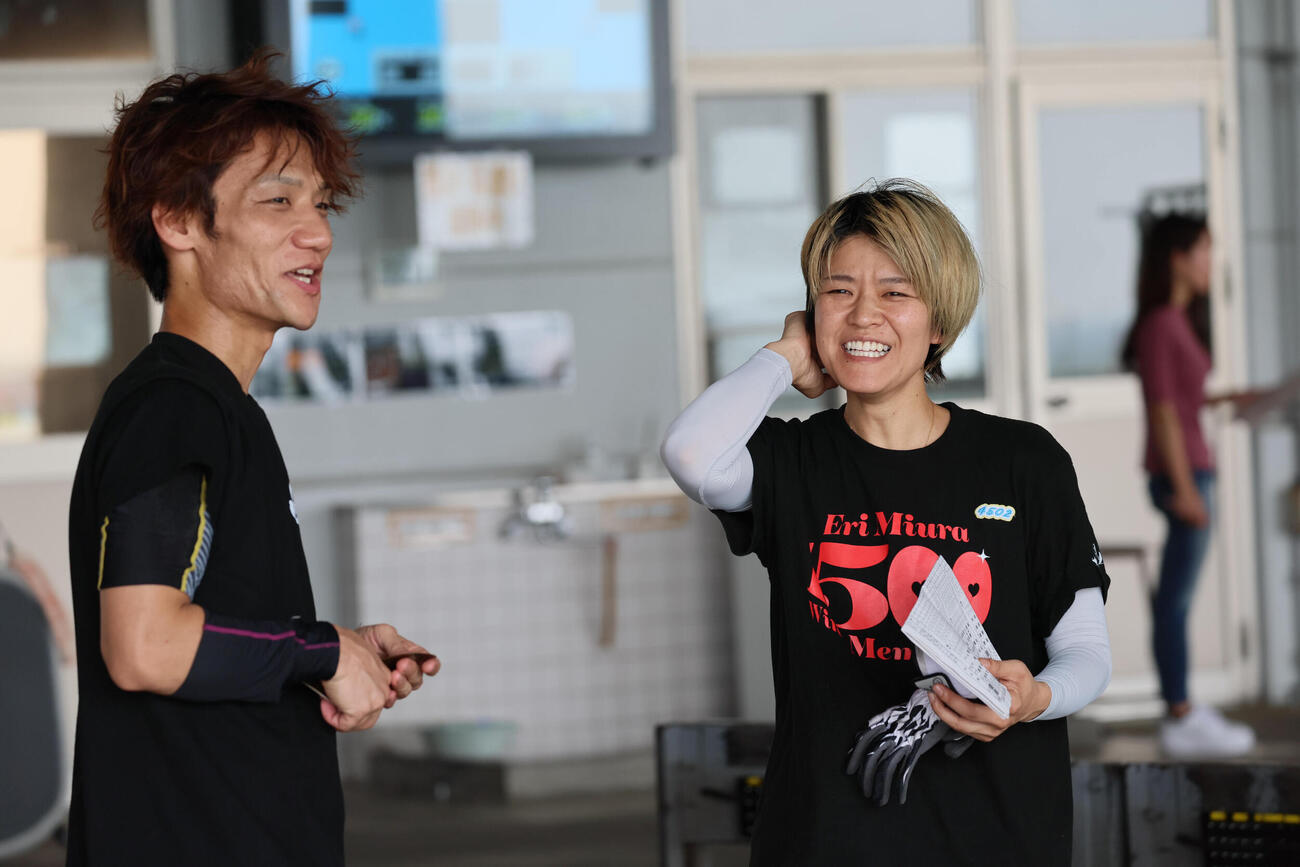 びわこボートオーシャンカップ　3日目　レースの合間に談笑する上野真之介（左）と遠藤エミ（撮影・宮崎幸一）
