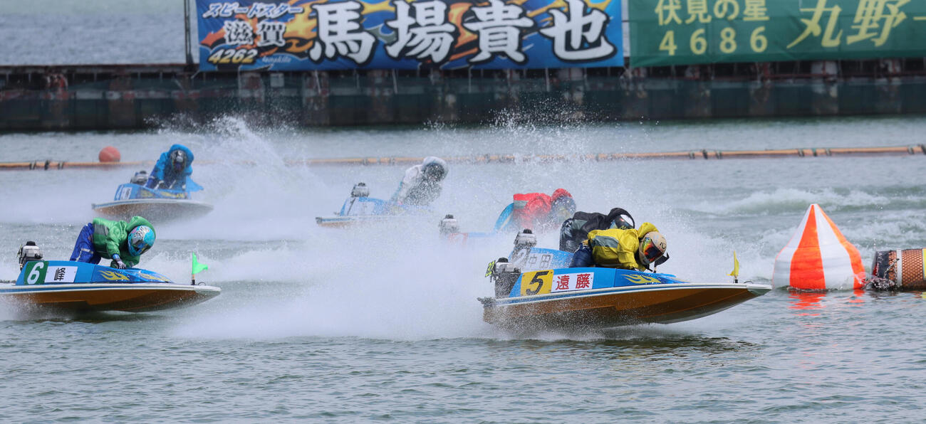 びわこボートオーシャンカップ　3日目6R1周目2Mを先頭で回る遠藤エミは、1Rに続き連勝を飾る（撮影・宮崎幸一）