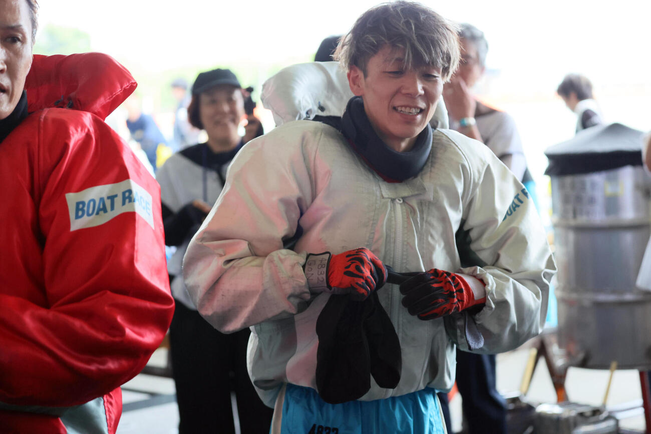 3日目4Rを制した権藤俊光は笑顔を見せる（撮影・宮崎幸一）