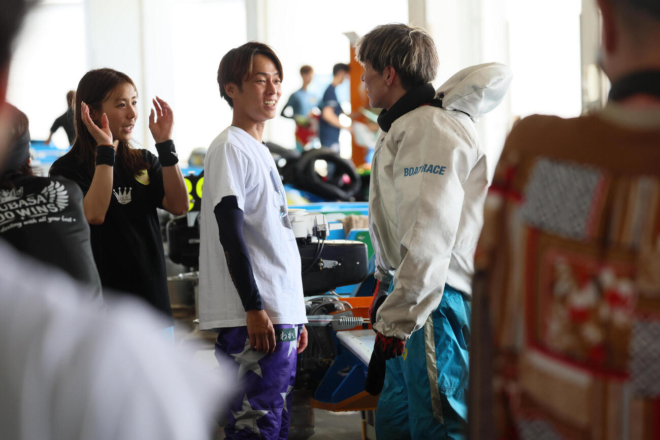 3日目4Rを制した権藤俊光（右）は鎌倉涼（左）、丸野一樹（中央）の祝福を受ける（撮影・宮崎幸一）
