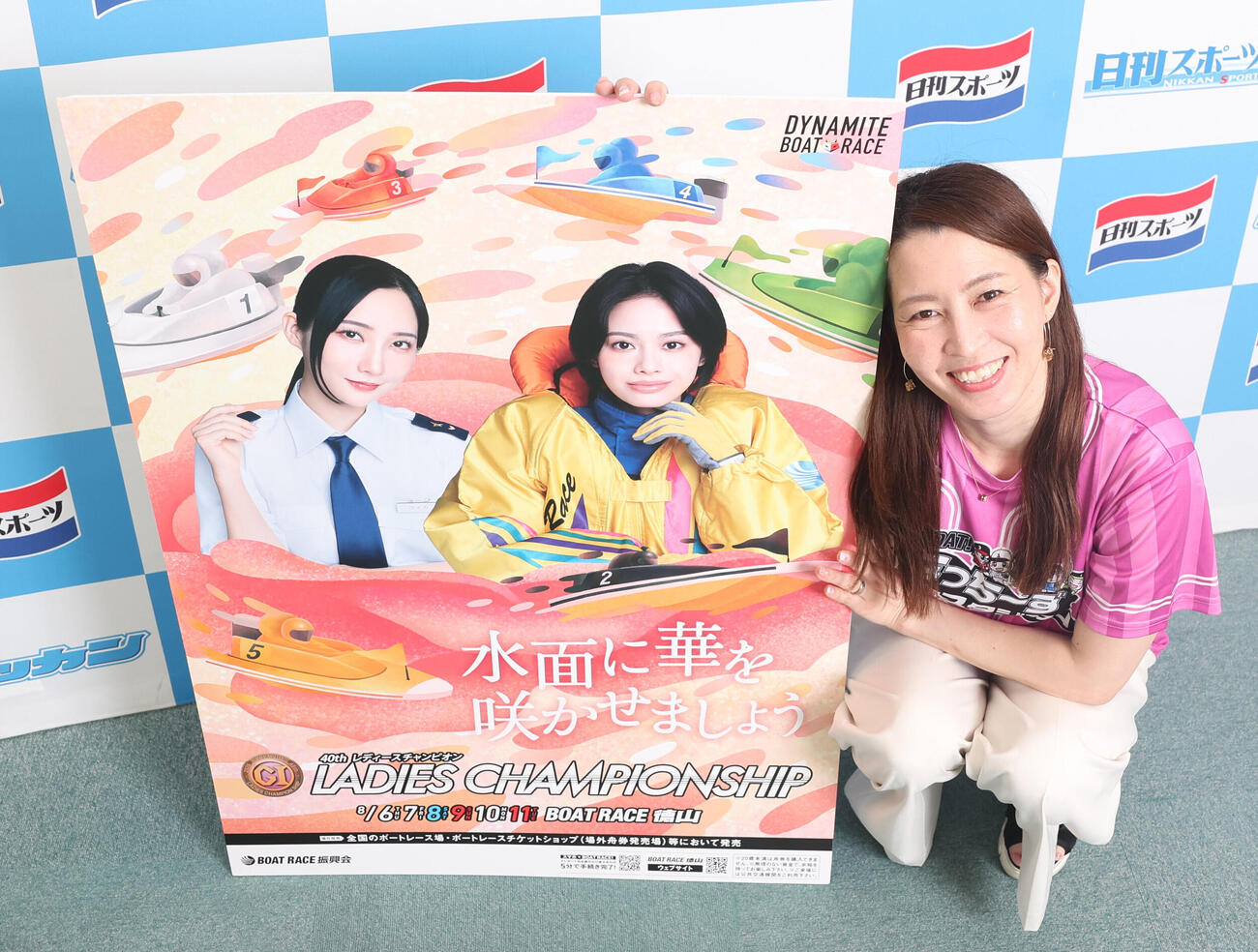 徳山ボートPRのため来社した「すなっちーず」の飯田佳江さん（撮影・水谷安孝）
