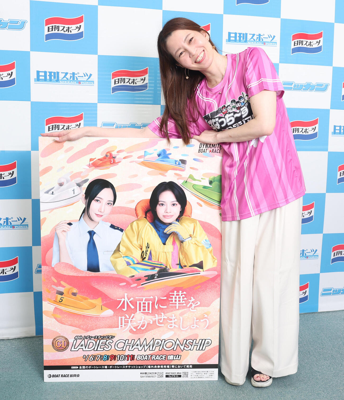 徳山ボートPRのため来社した「すなっちーず」の飯田佳江さん（撮影・水谷安孝）