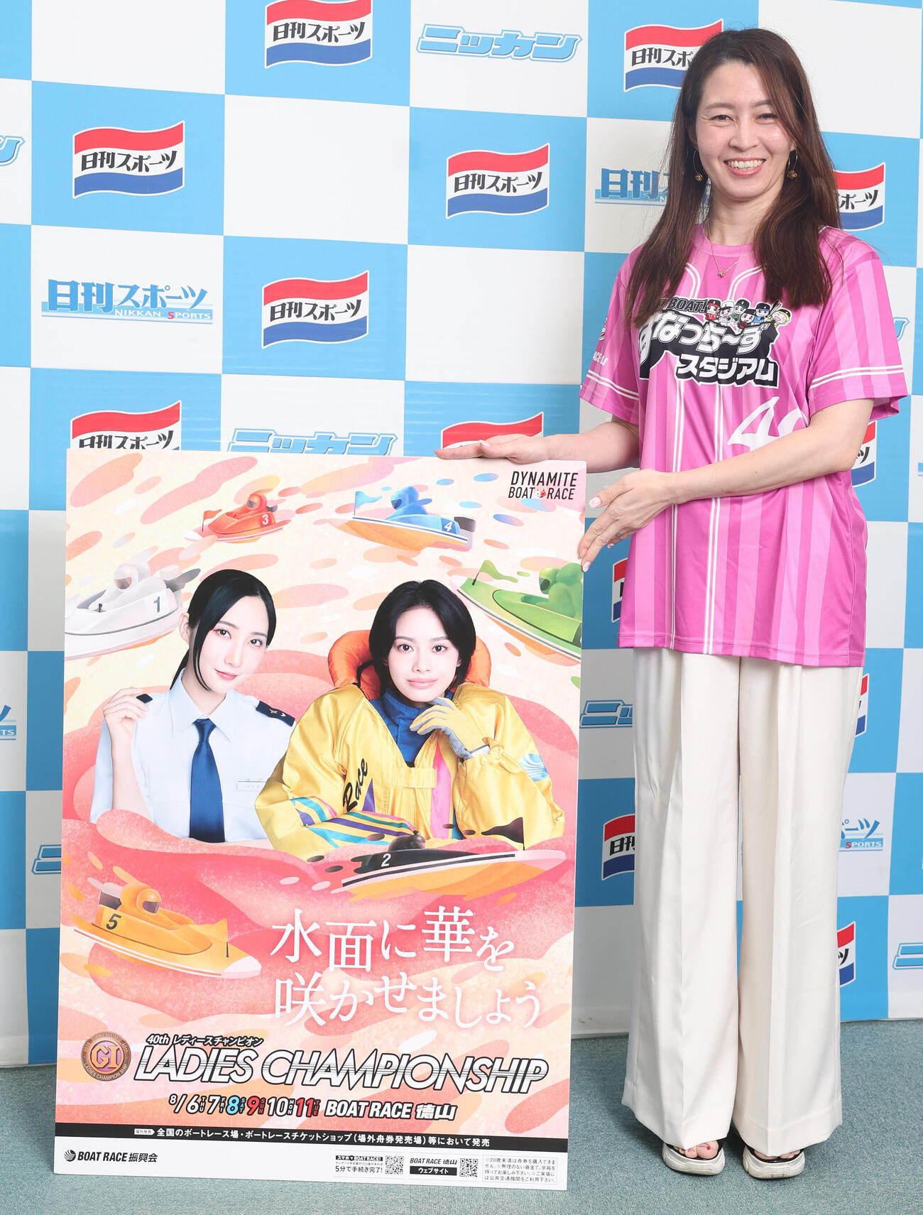 徳山ボートPRのため来社した「すなっちーず」の飯田佳江さん（撮影・水谷安孝）