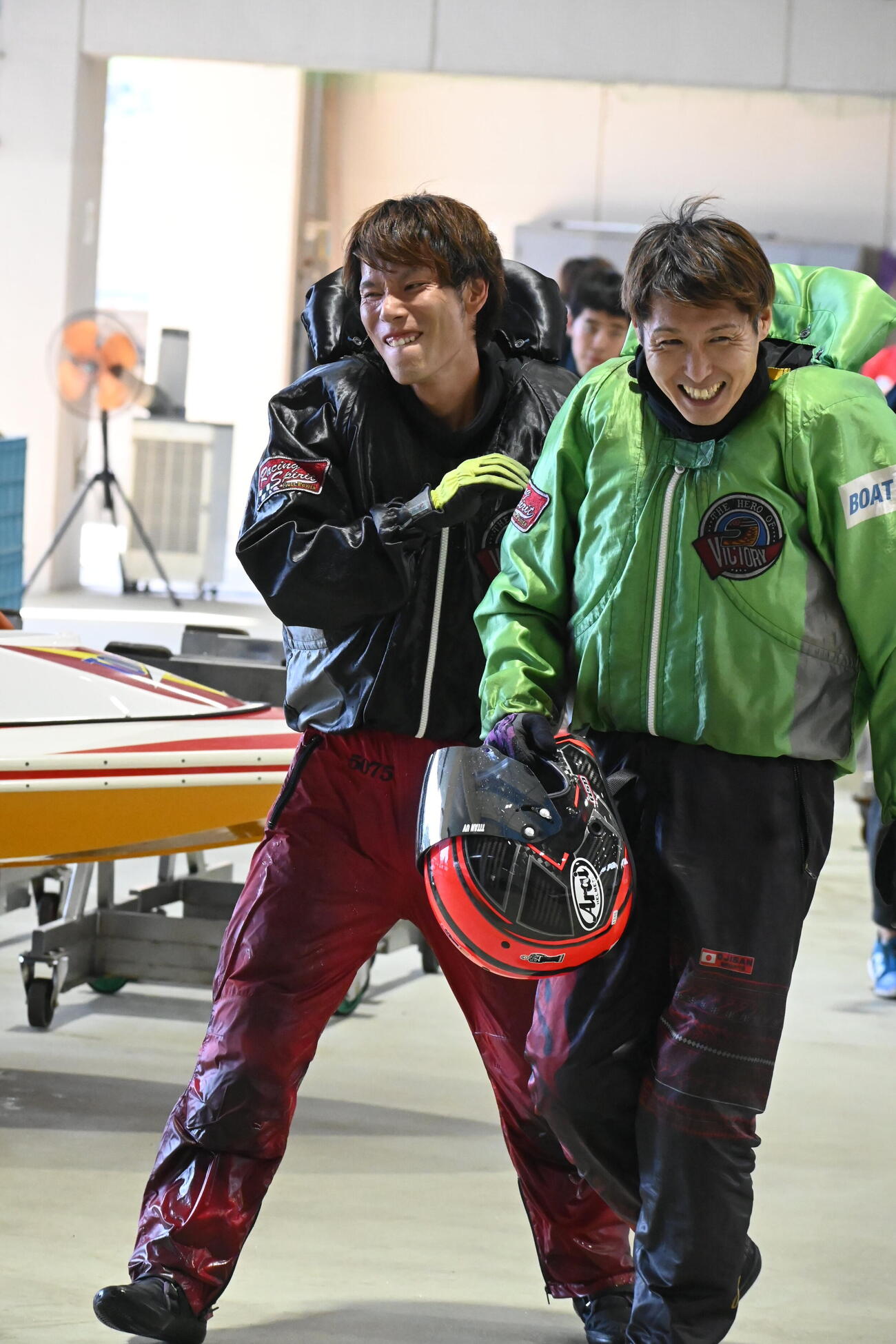 優出を喜ぶ柳橋宏紀（右）と悔しがる中島秀治