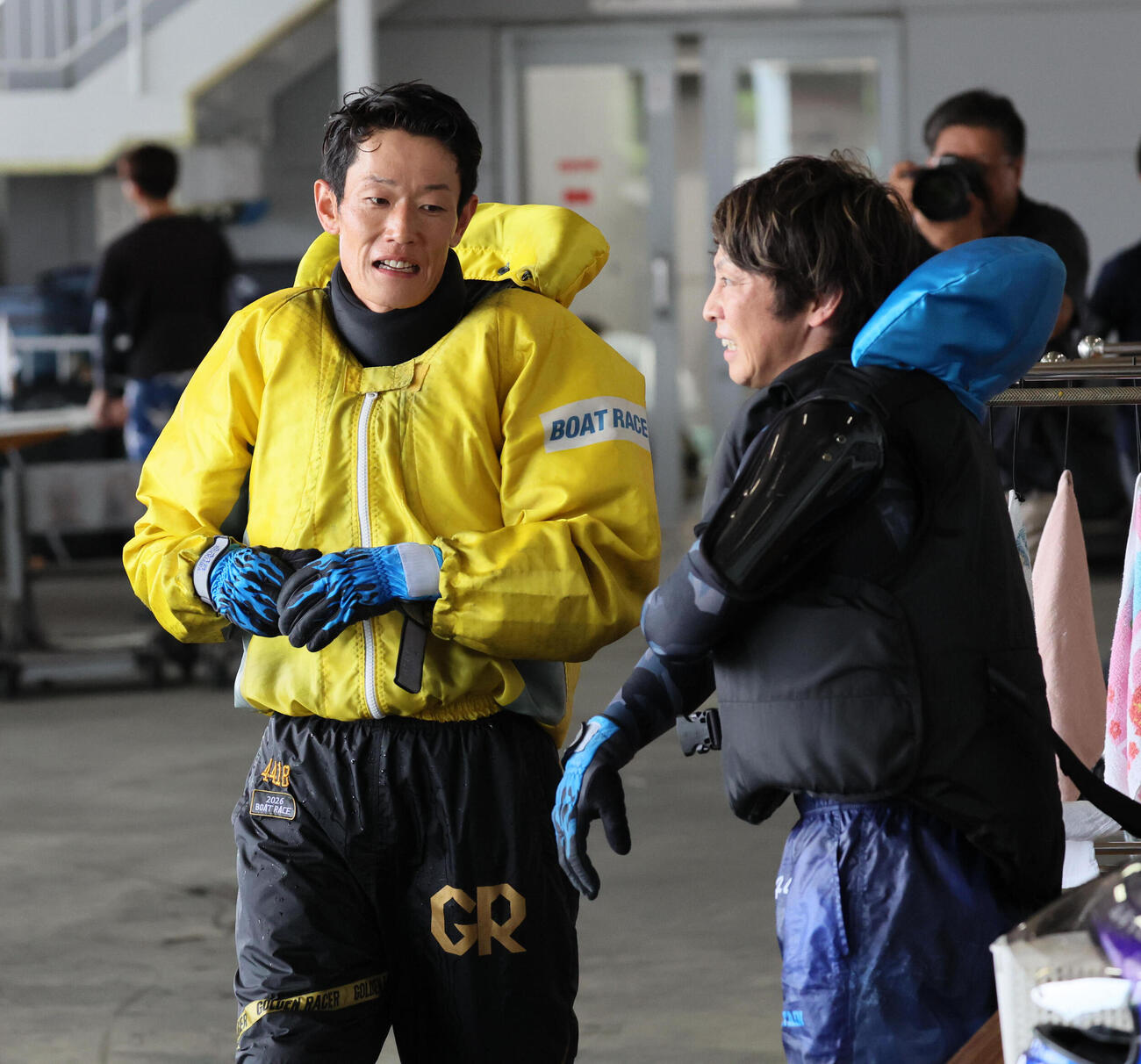 4Rで3着となった茅原悠紀（左）は片岡雅裕と話す（撮影・宮崎幸一）