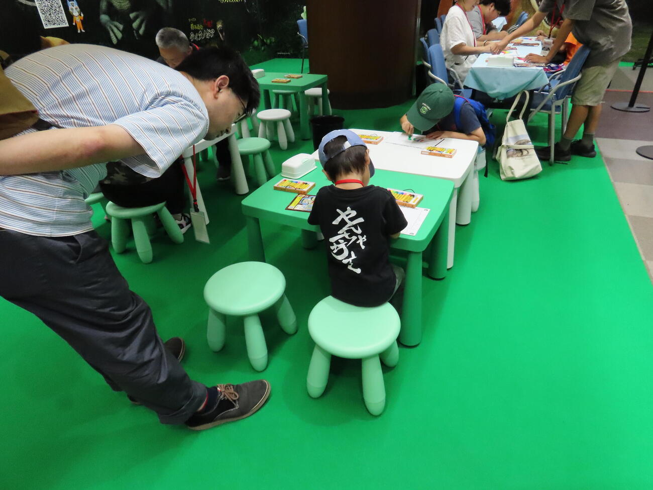 ぬりえバトルの色をぬる子ども