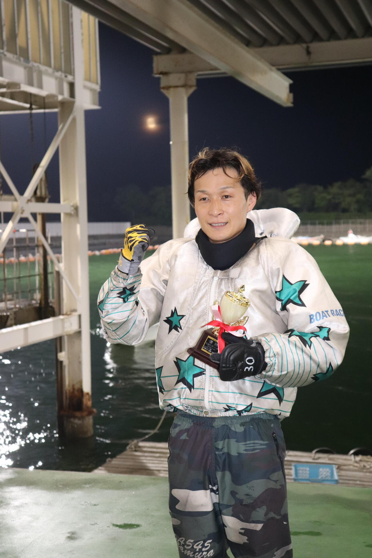 優勝を飾りガッツポーズの岡村慶太