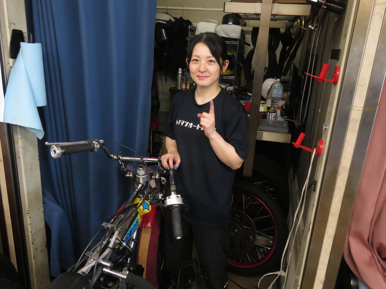 久々の勝利を挙げて表情が明るい地元所属の女子レーサー桝崎星名（撮影・小川将司）