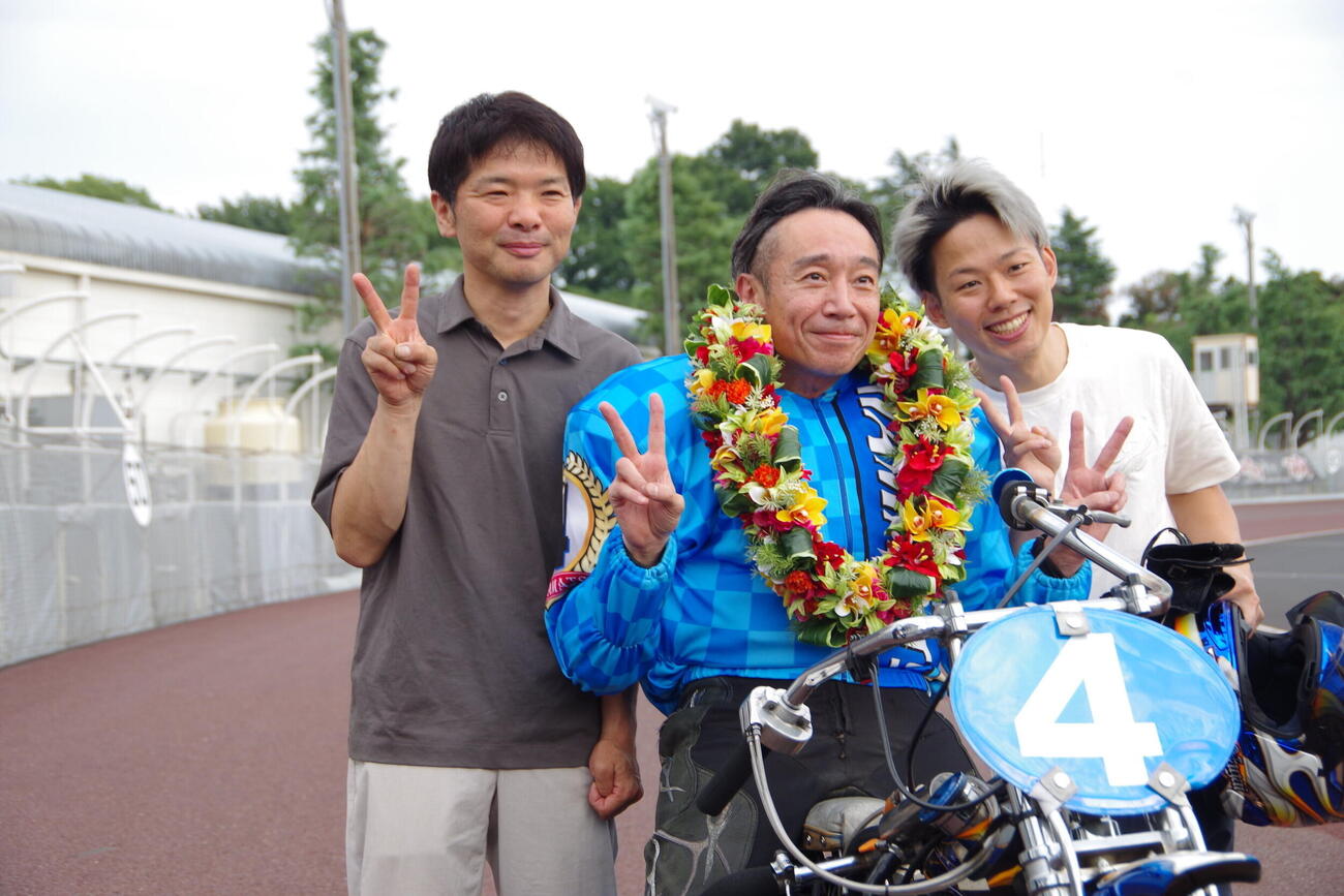 G2浜松記念を優勝した永井大介（中央）は、森谷隼人（左）と深谷俊太（右）と記念撮影