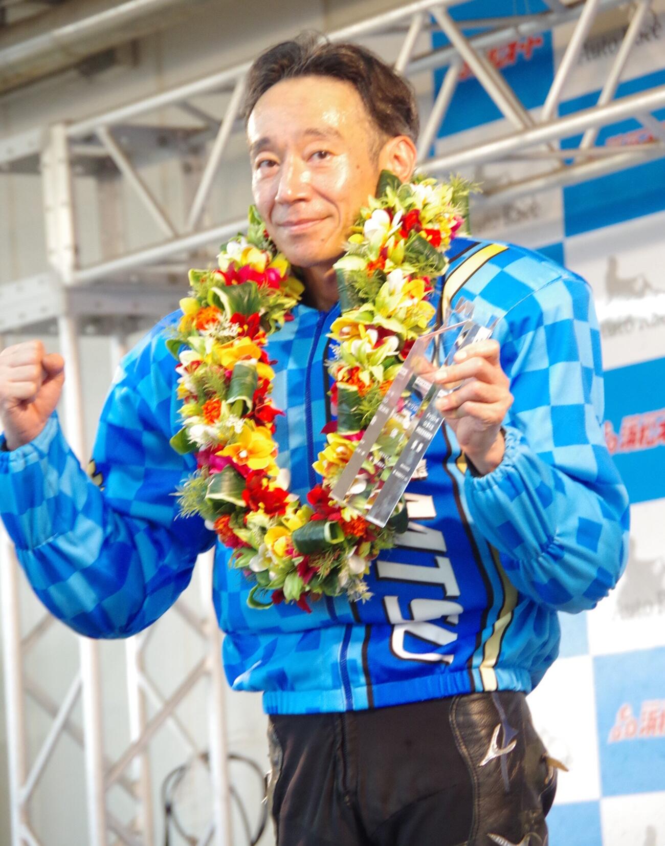 表彰式でガッツポーズする永井大介