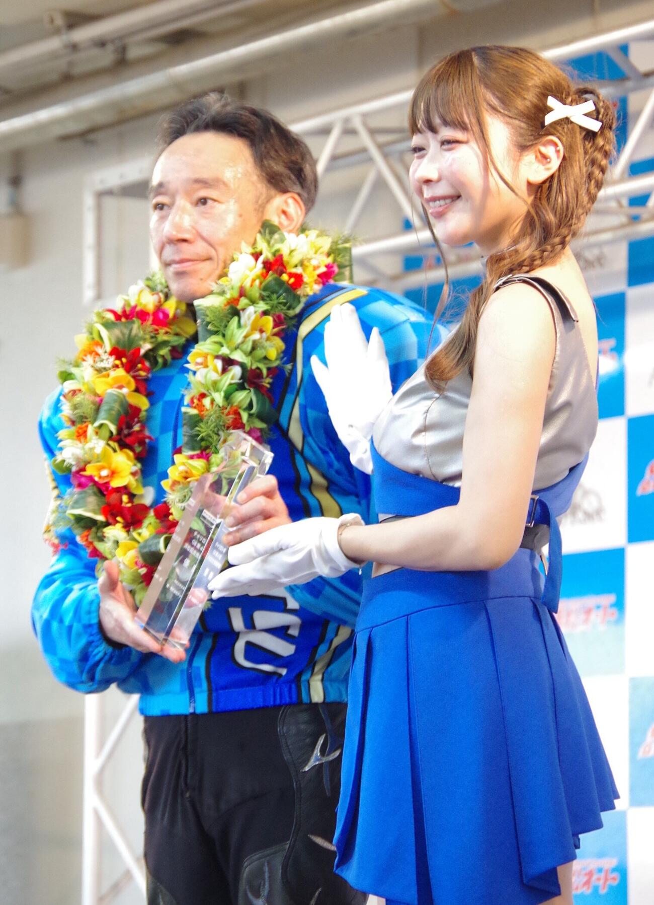 優勝した永井大介（左）と浜松オートの10代目レースヴィーナスINA