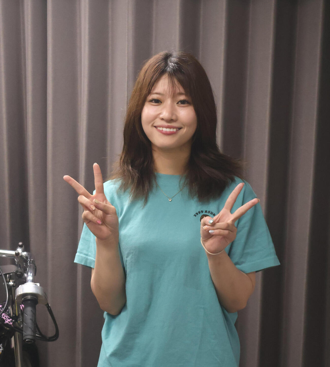 地元で初Vを飾り笑顔でVポーズの三宅真央