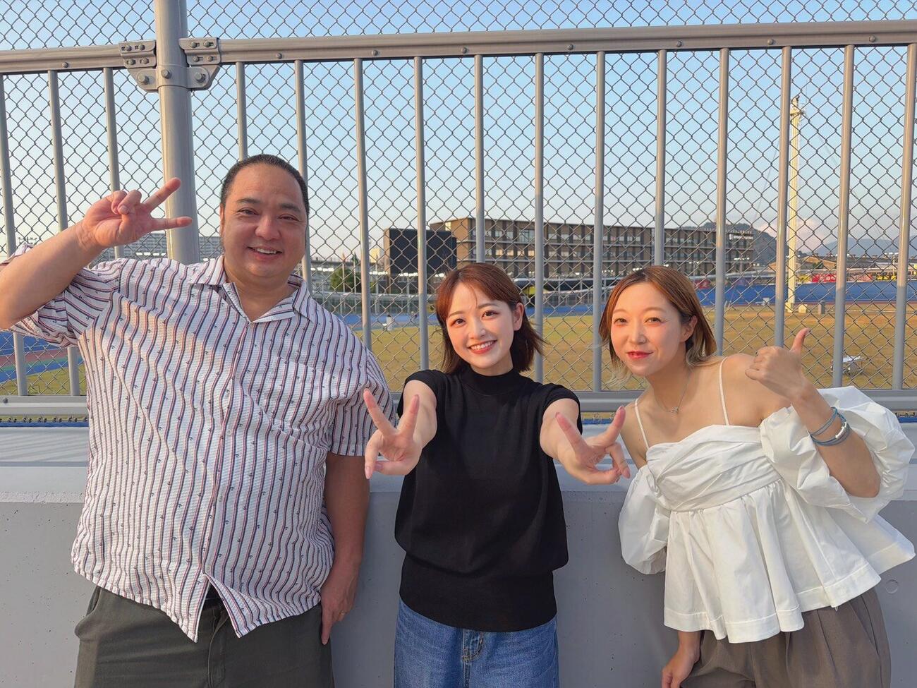 広島競輪場で左からお笑い芸人のどさけん、柳瀬さき、グラビアアイドルあさいあみがスリーショットに収まる（本人提供）