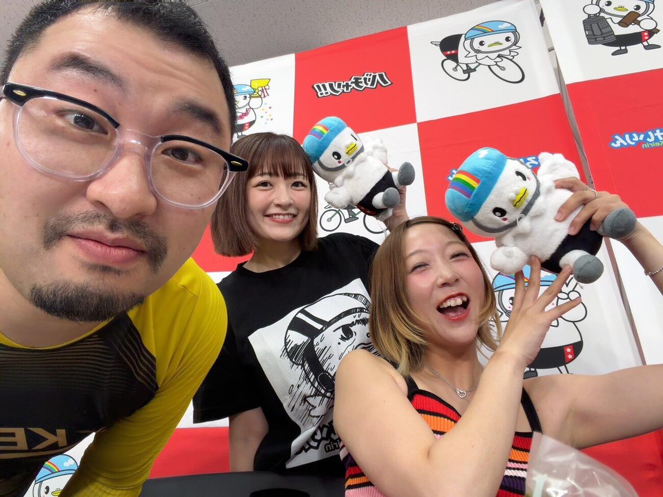 広島競輪のYouTube番組「バリチャリ！！」に出演した左から競輪芸人の高木ライン、柳瀬さき、グラビアアイドルあさいあみ（本人提供）