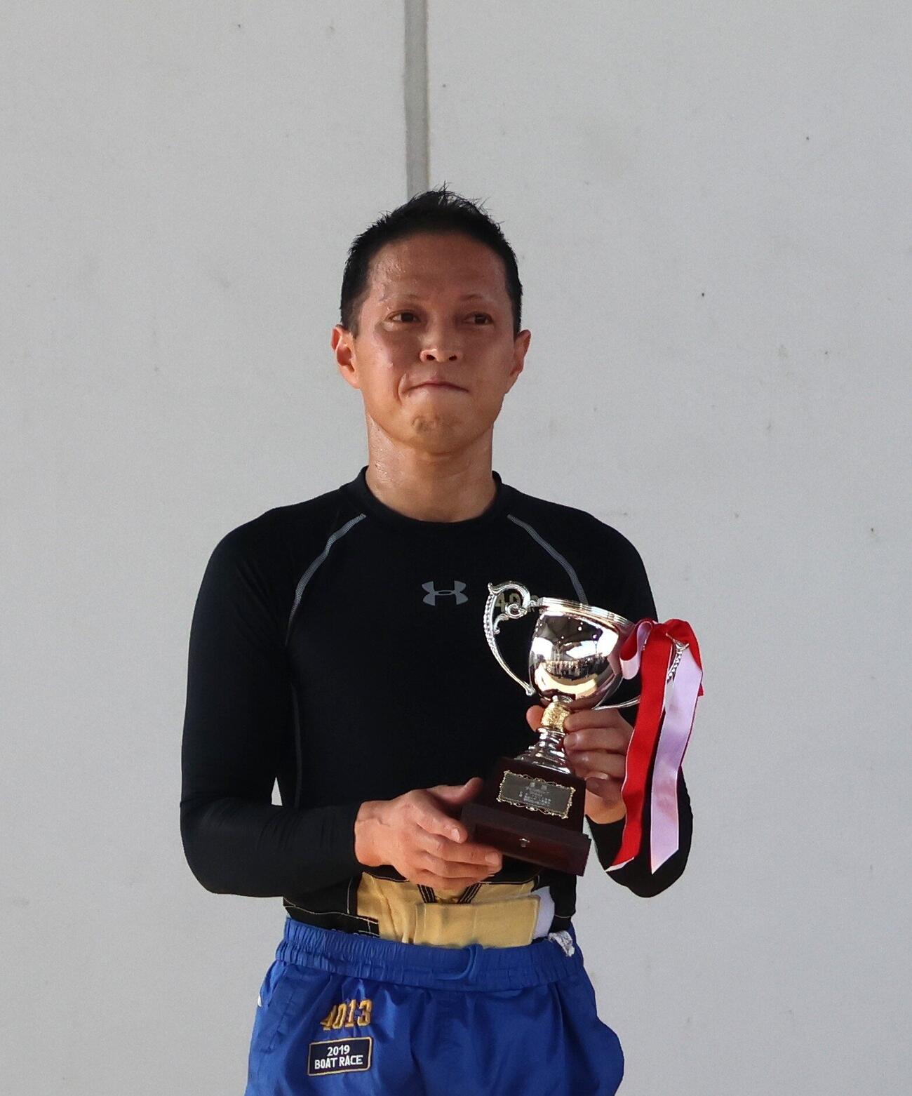 優勝戦は中島孝平がインから貫禄の逃げを決めて、今年3度目のVを飾り、優勝カップを手にしました（撮影・北條直治）
