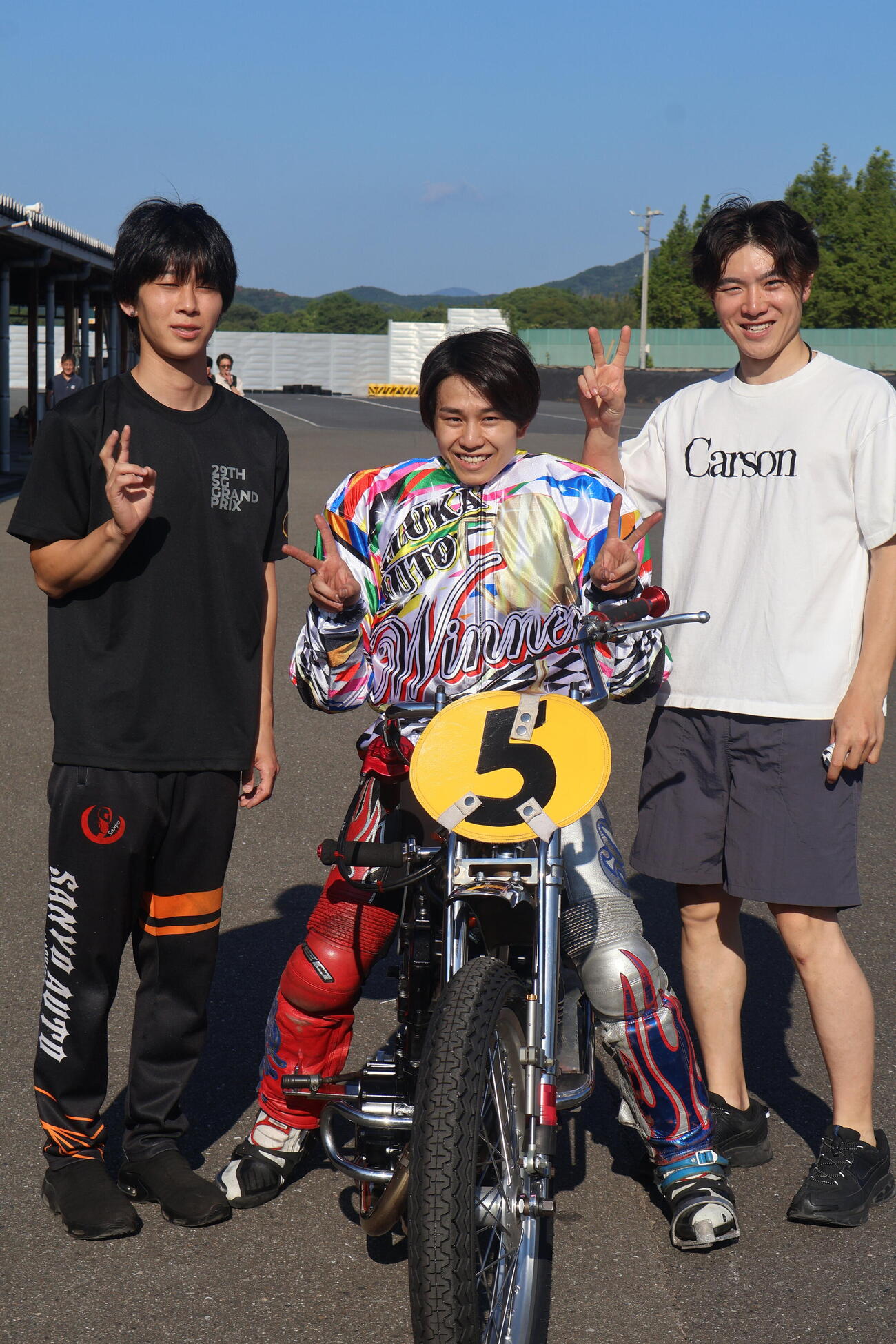 同じ37期の滝谷圭（左）田中崇太（右）と記念写真に納まる丹下昂紀