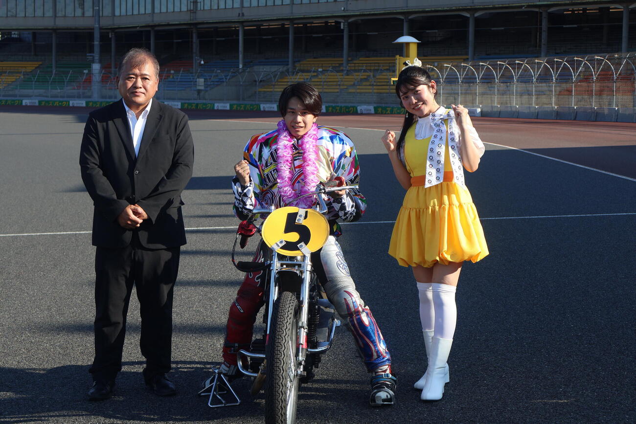 第6代勝利の女神KAREN（右）の祝福を受ける丹下昂紀。左は日刊スポーツNEWS津波謙次公営戦略部長