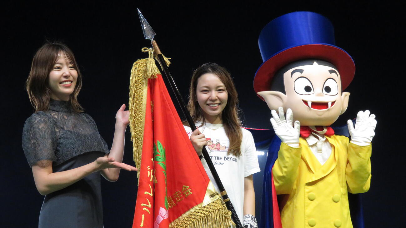 今年2度目の優勝を飾った大山千広（中央）
