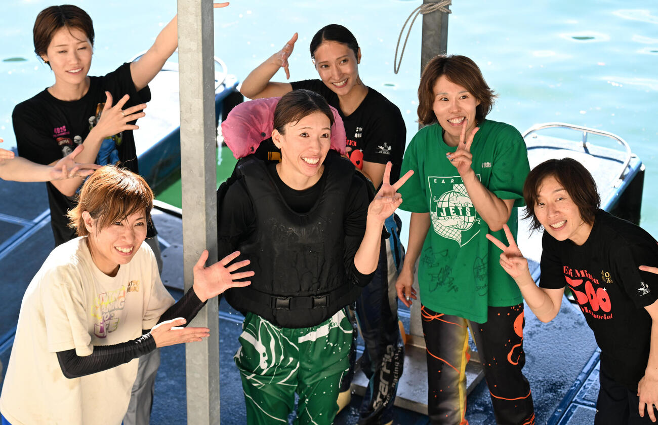 G1初勝利で水神祭を受け、ポーズを取る千葉真弥（中央）（撮影・和賀正仁）