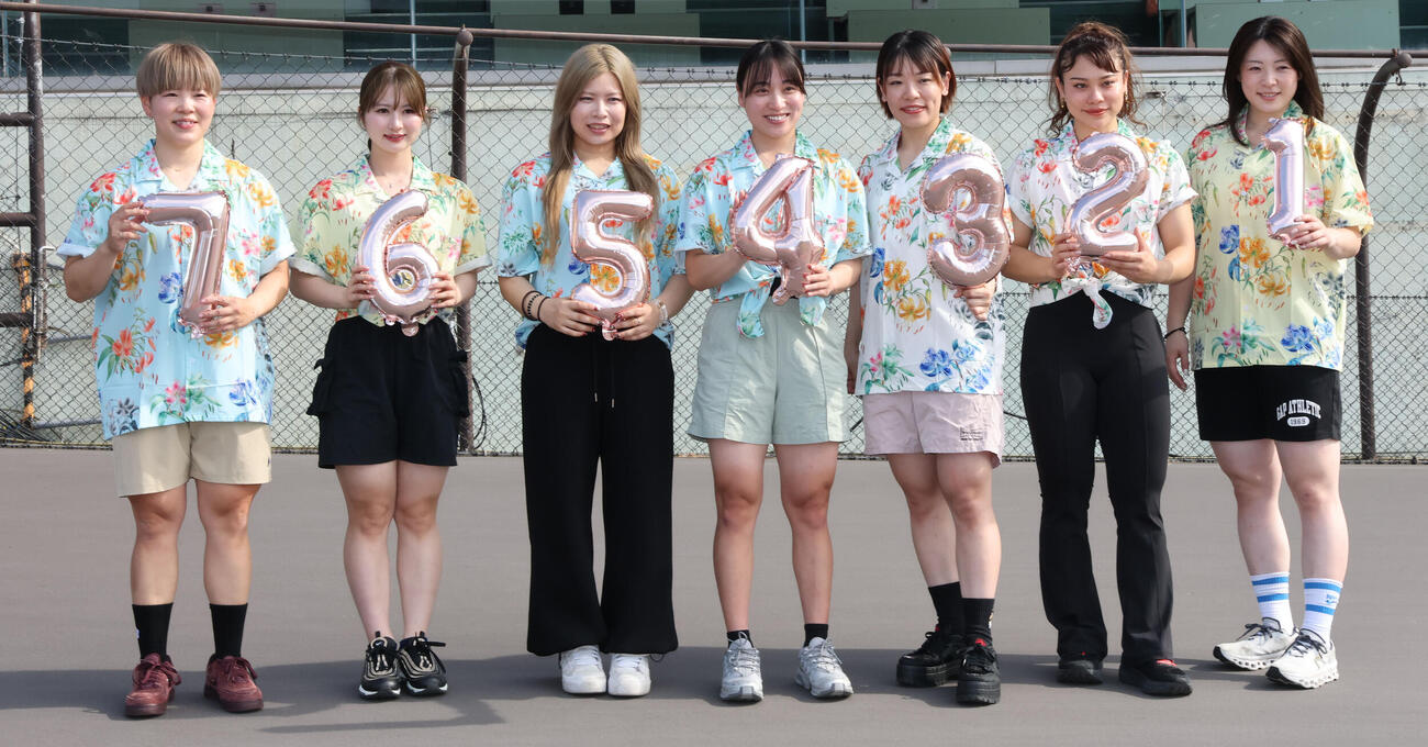 ドリーム戦に出場する右から児玉碧衣、太田りゆ、佐藤水菜、久米詩、石井寛子、河内桜雪、梅川風子（撮影・梅根麻紀）