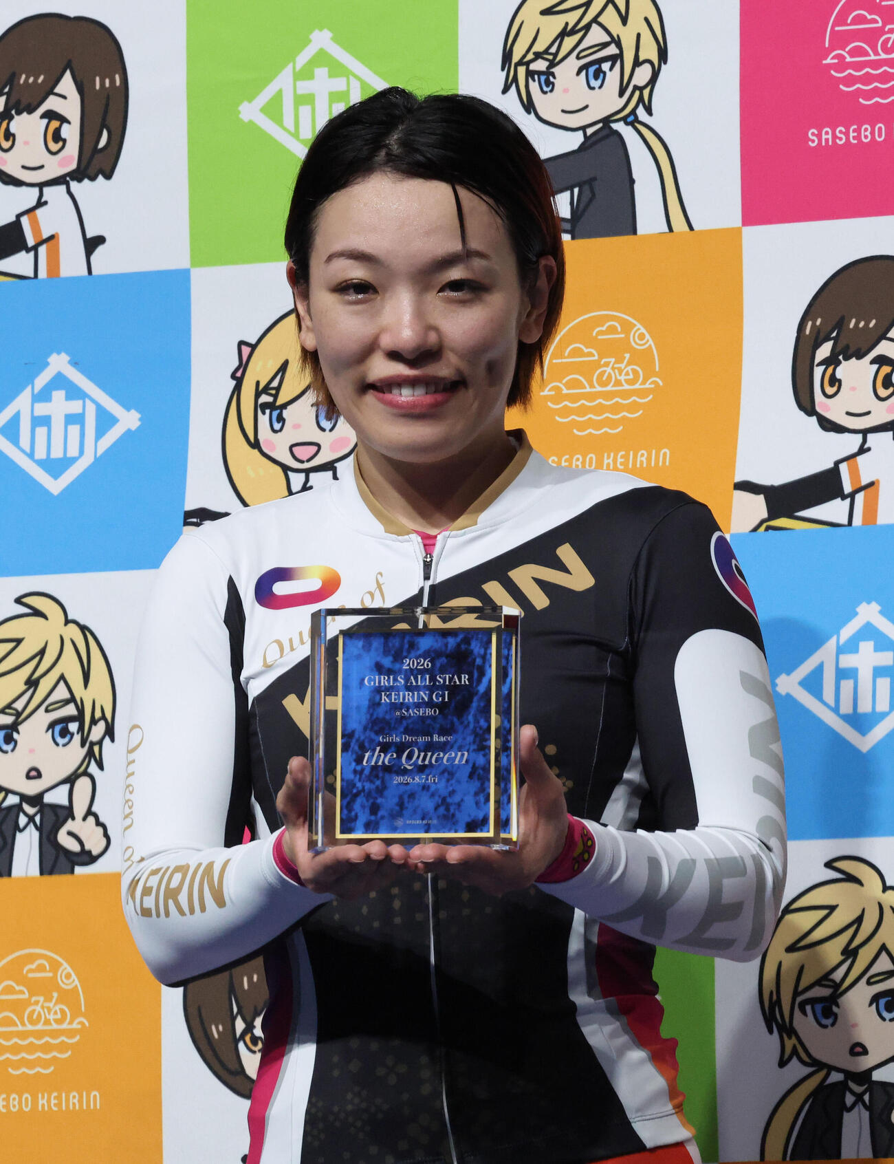 ガールズドリームを制した佐藤水菜は記念盾を手に笑顔を見せる（撮影・梅根麻紀）