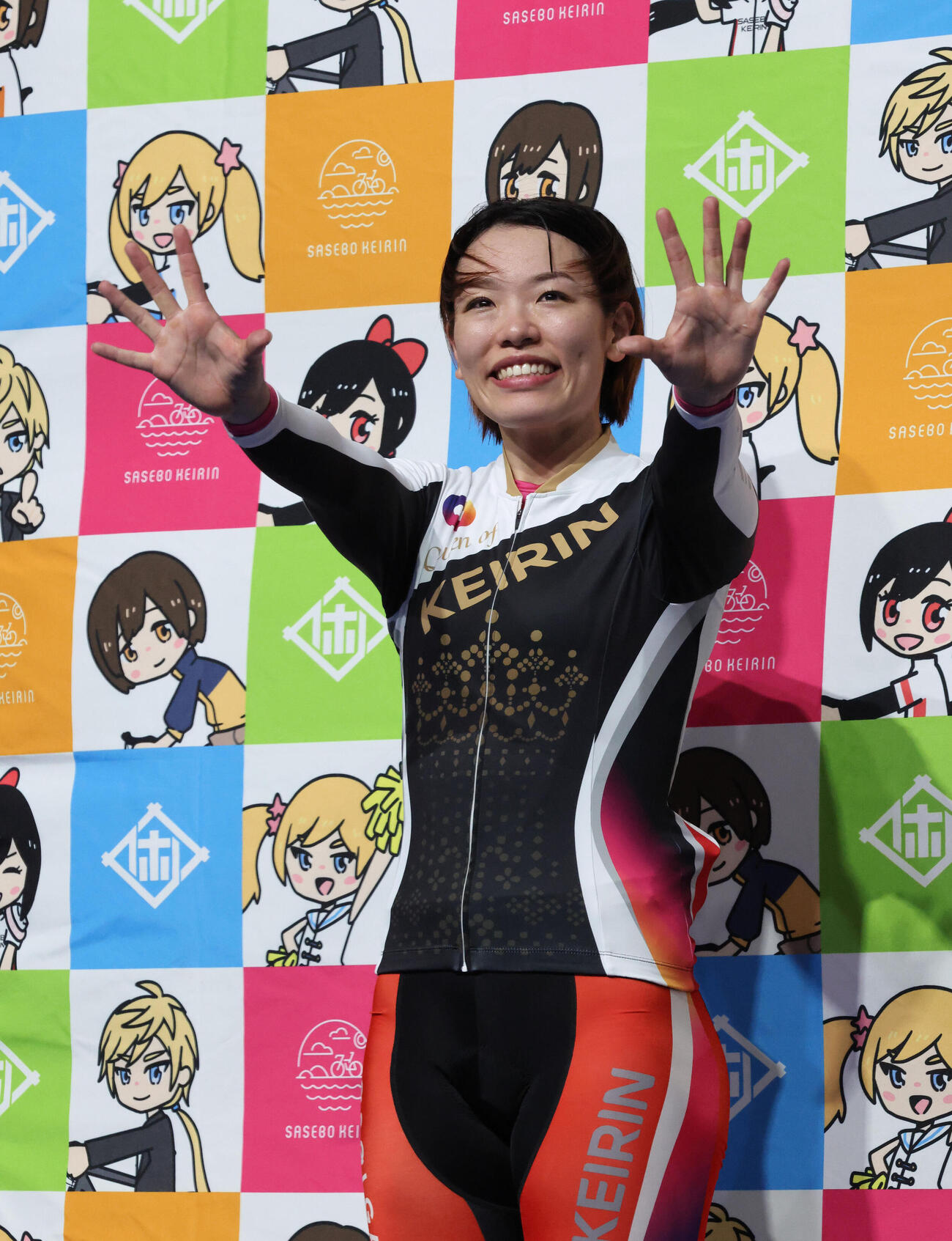 ガールズドリーム1着の佐藤水菜はファンに笑顔で手を振る（撮影・梅根麻紀）