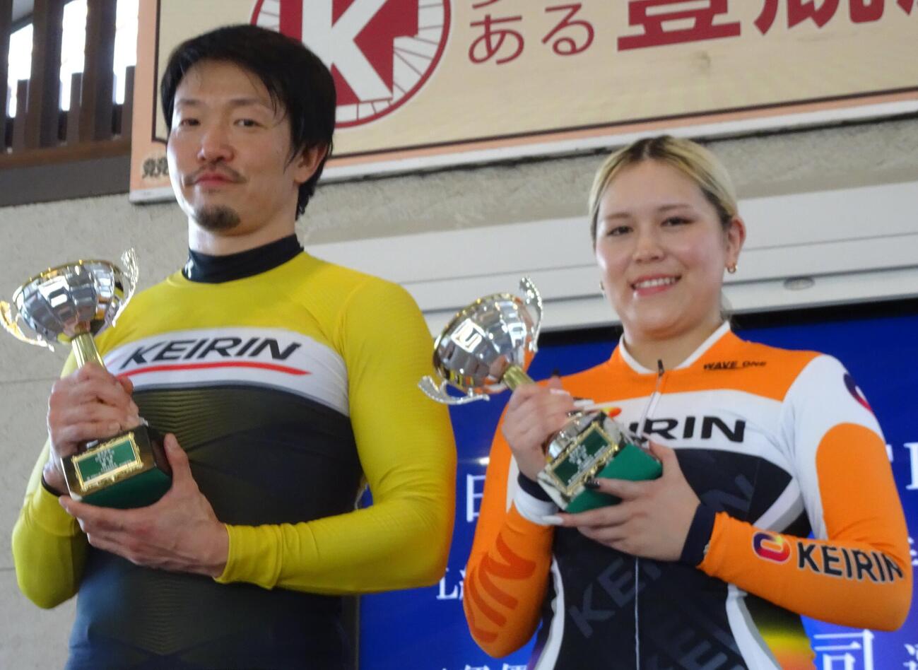 日刊スポーツ賞を制した近藤隆司（左）とガールズ優勝の中島瞳