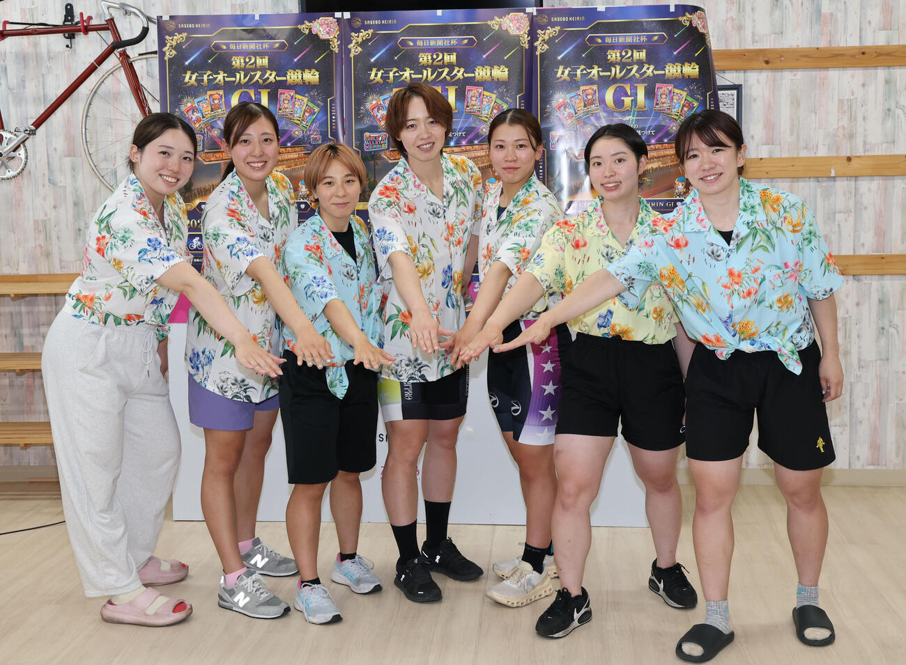 女子ルーキーシリーズプラスに出場する左から栗山百花、露谷菜々花、緒方詩央里、伊藤梨里花、山田南、小原乃亜、川上いちご（撮影・梅根麻紀）