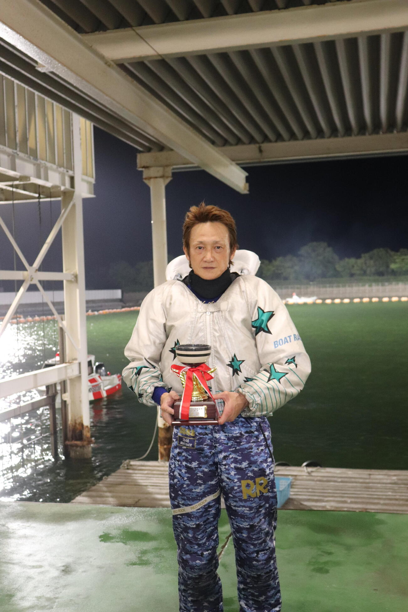優勝カップを手にした赤岩善生