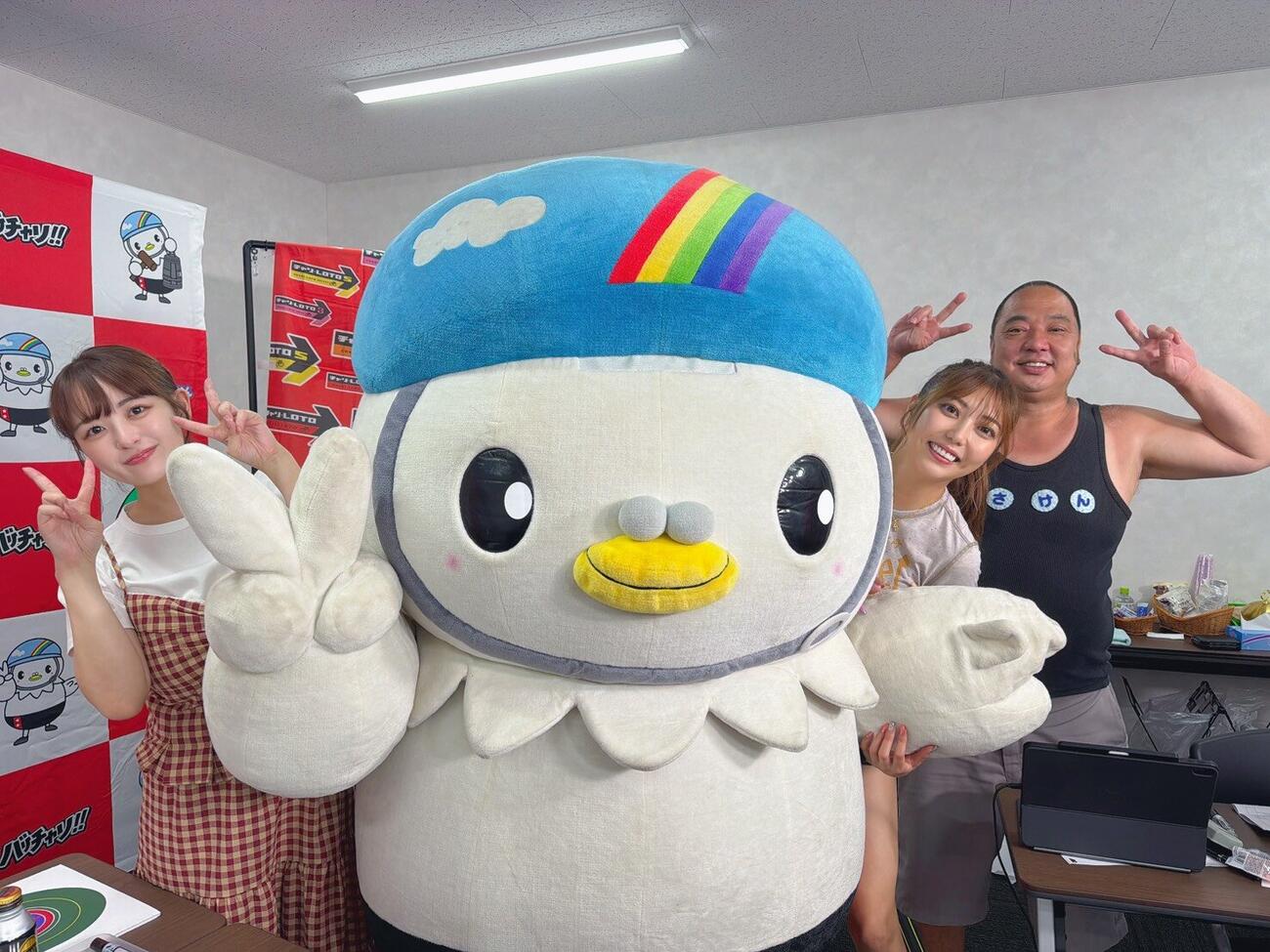 広島競輪のマスコット・ぴーすけを囲む、左から柳瀬さき、グラビアアイドル松岡凜、お笑い芸人どさけん（本人提供）