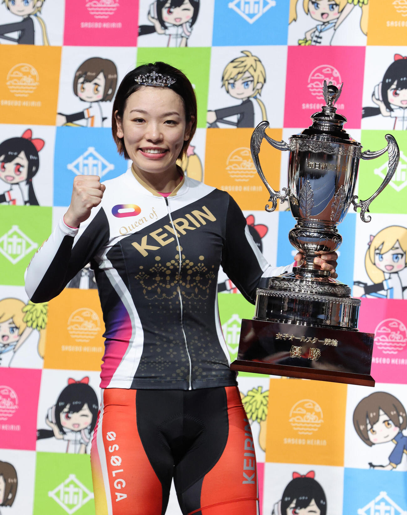 優勝した佐藤水菜は優勝カップを手に笑顔（撮影・梅根麻紀）